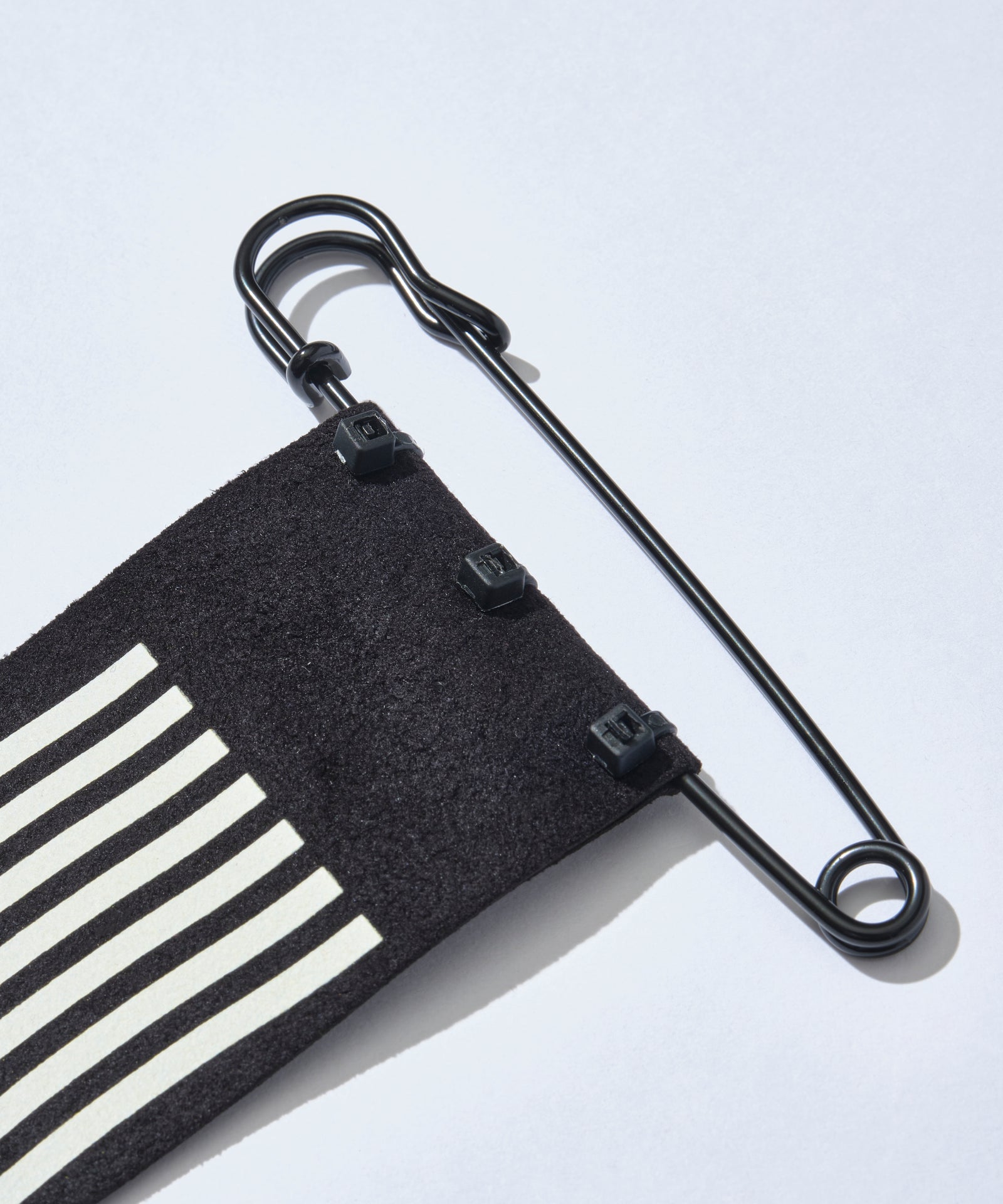 mountain research クージー SAFETY PIN Magnet