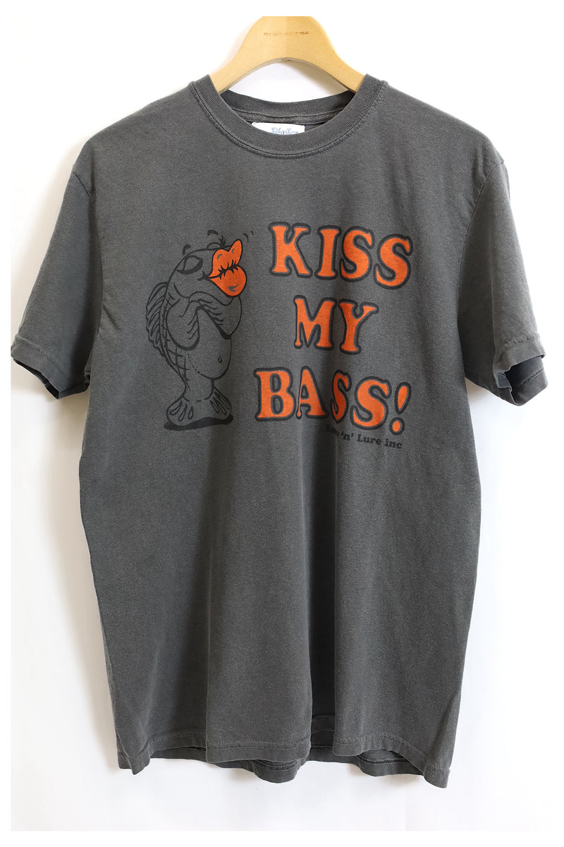 Lucky 'n' Lure / "KISS MY BASS !" SS CREW NECK TEE- Black