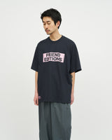 Fresh Service /  FRIEND EDITIONS CORPORATE TEE "STICKER" - NAVY
