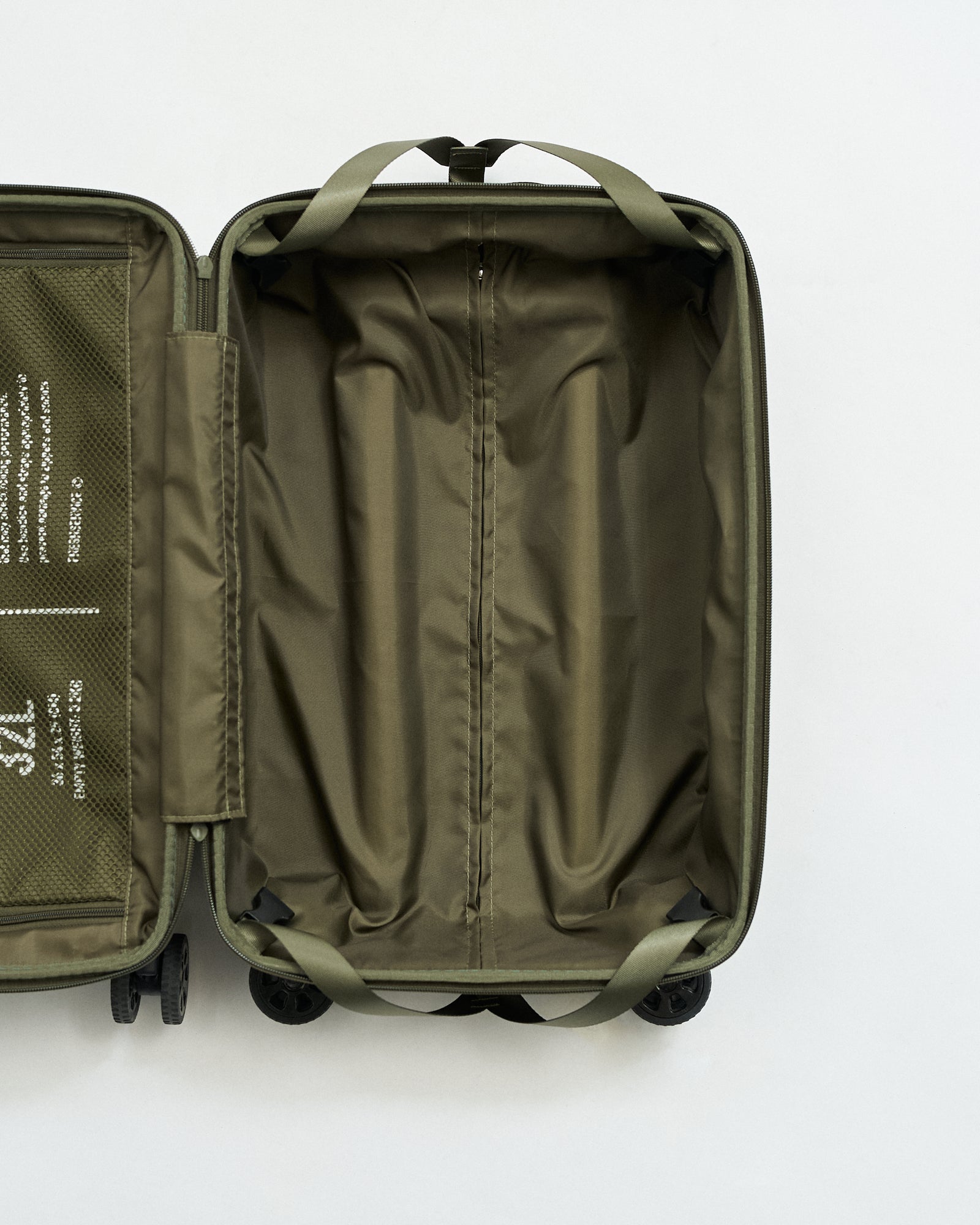 Fresh Service / ace. x FTS CABIN CASE – redtriangle