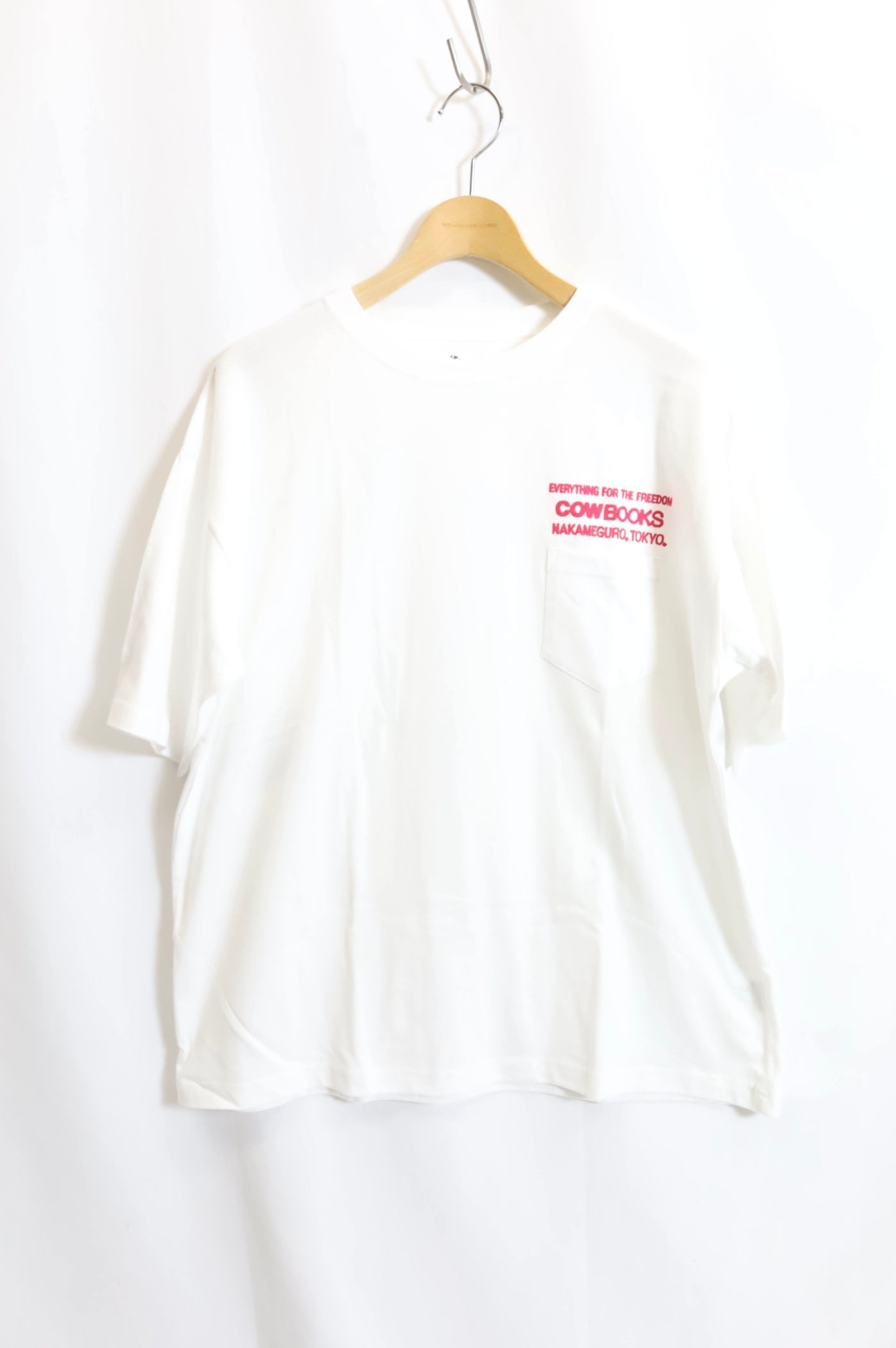 COW BOOKS / Book Vendor Pocket T-shirt-White×Pink – redtriangle
