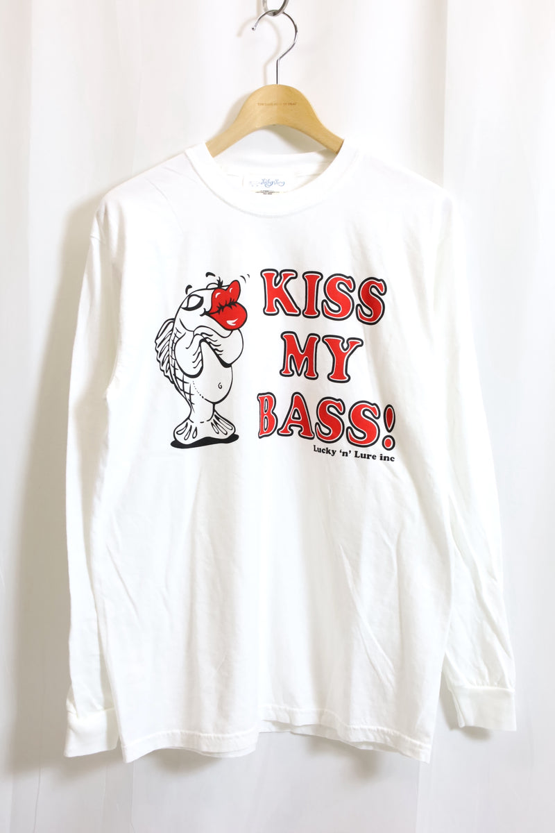 Lucky 'n' Lure / "KISS MY BASS!" LS CREW NECK TEE- White