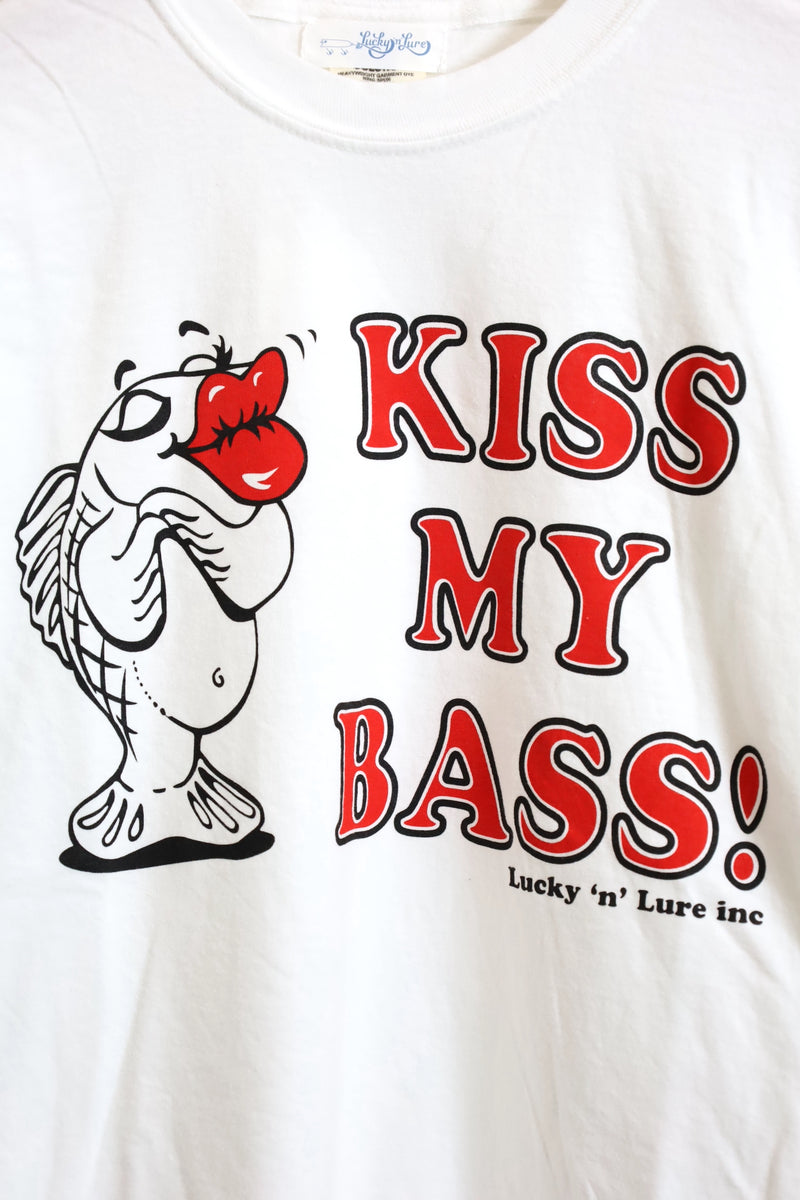 Lucky 'n' Lure / "KISS MY BASS !" LS CREW NECK TEE- White