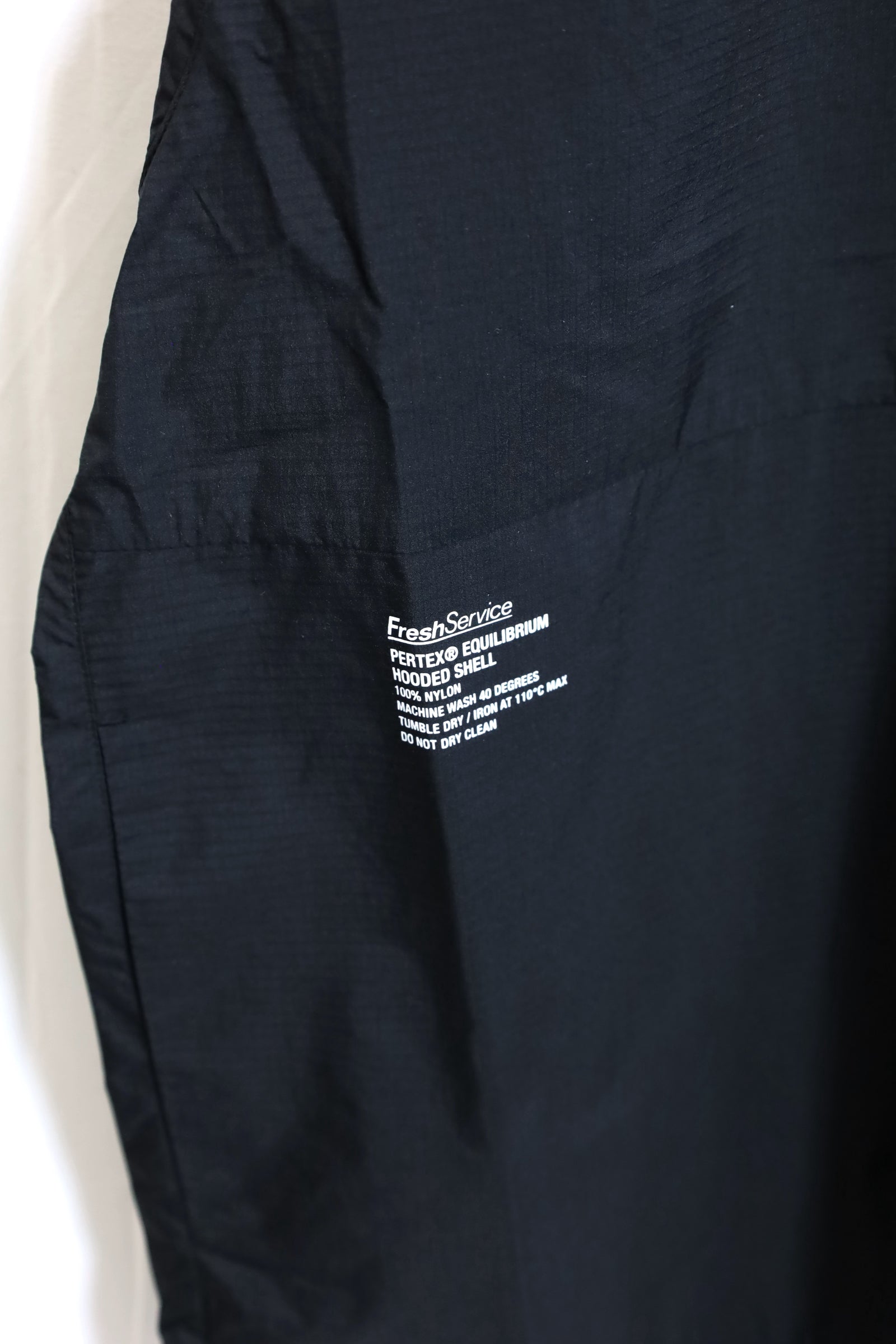 Fresh Service / PERTEX EQUILIBRIUM HOODED SHELL - Black Fresh Service / PERTEX EQUILIBRIUM HOODED SHELL - Black